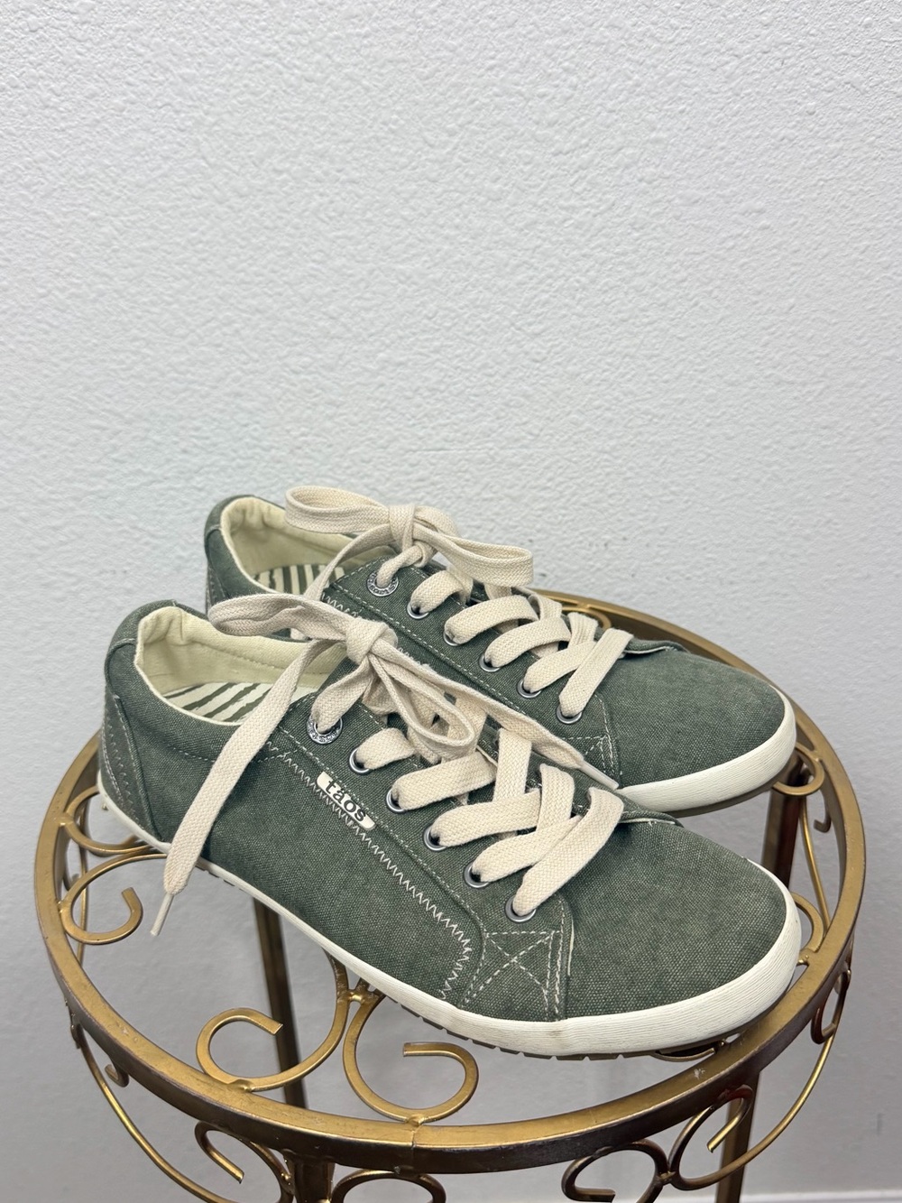Taos NWOT Star Olive Green Canvas Lace-Up Arch Support Sneakers Size 7.5